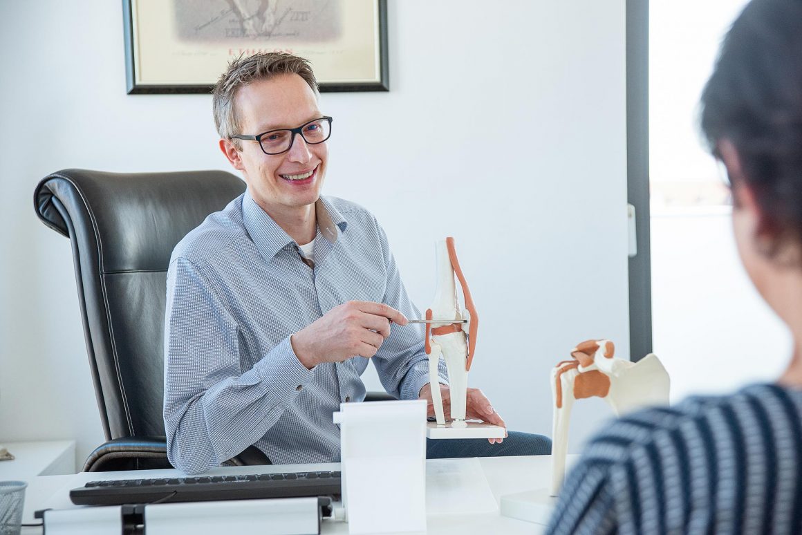 Dr. med. Ruben Siebeneck im Patientengespräch